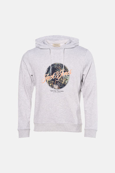 Gemêleerd grijze hoodie van JACK & JONES met opdruk op de voorkant, gedragen met een zwarte jeans en witte sneakers.