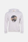 Gemêleerd grijze hoodie van JACK & JONES met opdruk op de voorkant, gedragen met een zwarte jeans en witte sneakers.