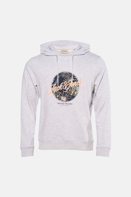 Gemêleerd grijze hoodie van JACK & JONES met opdruk op de voorkant, gedragen met een zwarte jeans en witte sneakers.