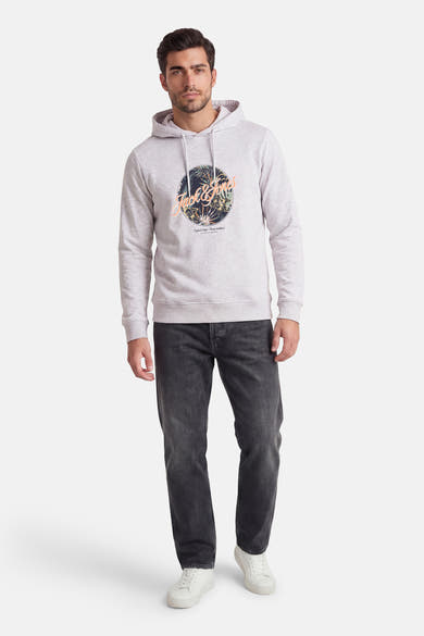 Sweat à capuche gris chiné de JACK & JONES avec motif imprimé sur le devant, porté avec un jean noir et des baskets blanches.