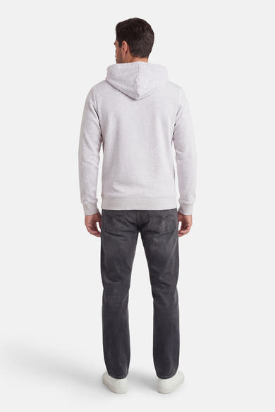 Grijze hoodie van JACK & JONES, achterkant, gedragen met een zwarte jeans en witte sneakers.