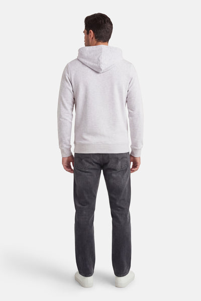 Grijze hoodie van JACK & JONES, achterkant, gedragen met een zwarte jeans en witte sneakers.