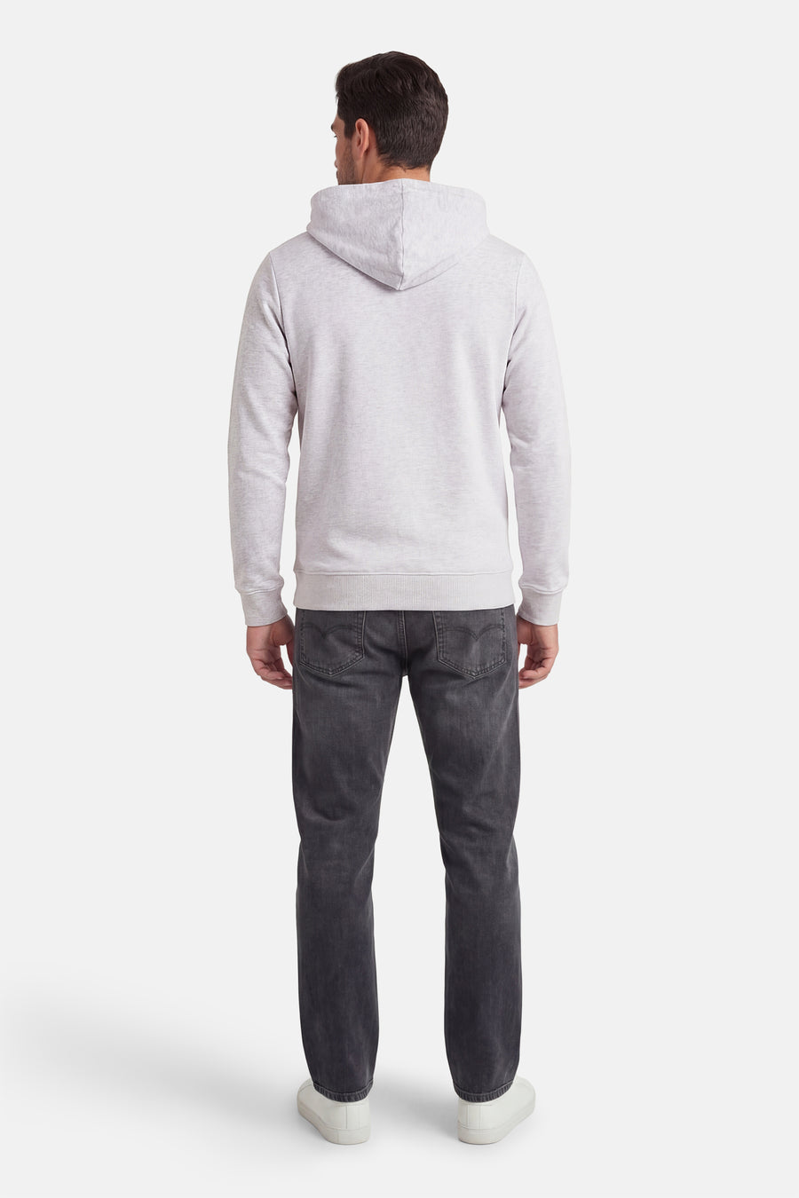 Grijze hoodie van JACK & JONES, achterkant, gedragen met een zwarte jeans en witte sneakers.