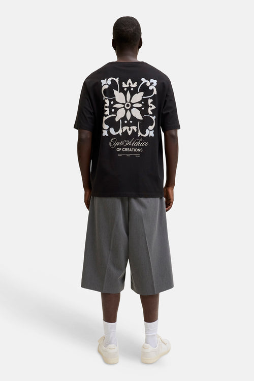 T-shirt noir à manches courtes de ORIGINALS BY JACK & JONES, avec un motif floral blanc et bleu clair et l'inscription 'Our Archive' au dos.