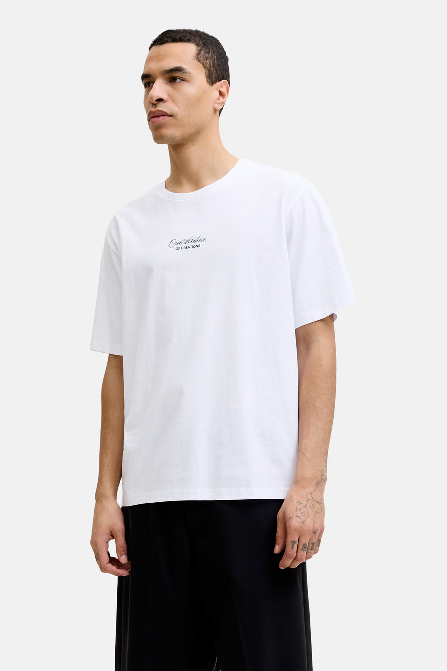 T-shirt blanc à manches courtes de ORIGINALS BY JACK & JONES avec l'inscription 'Our Archive OF CREATIONS' sur la poitrine.