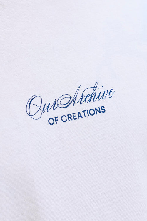 T-shirt blanc d'ORIGINALS BY JACK & JONES avec un imprimé bleu en diagonale "Our Archive OF CREATIONS".