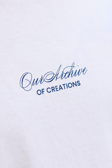 T-shirt blanc d'ORIGINALS BY JACK & JONES avec un imprimé bleu en diagonale "Our Archive OF CREATIONS".