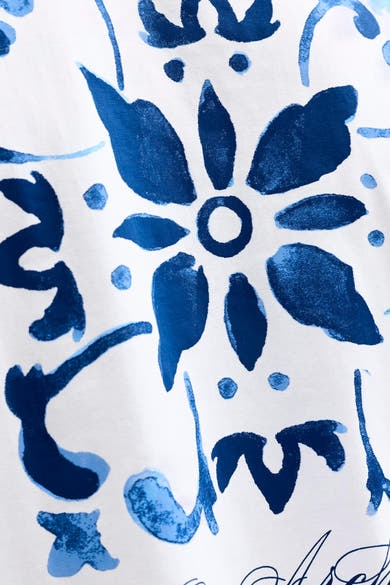 T-shirt blanc de ORIGINALS BY JACK & JONES avec motif floral abstrait bleu et azur, style aquarelle, en gros plan.