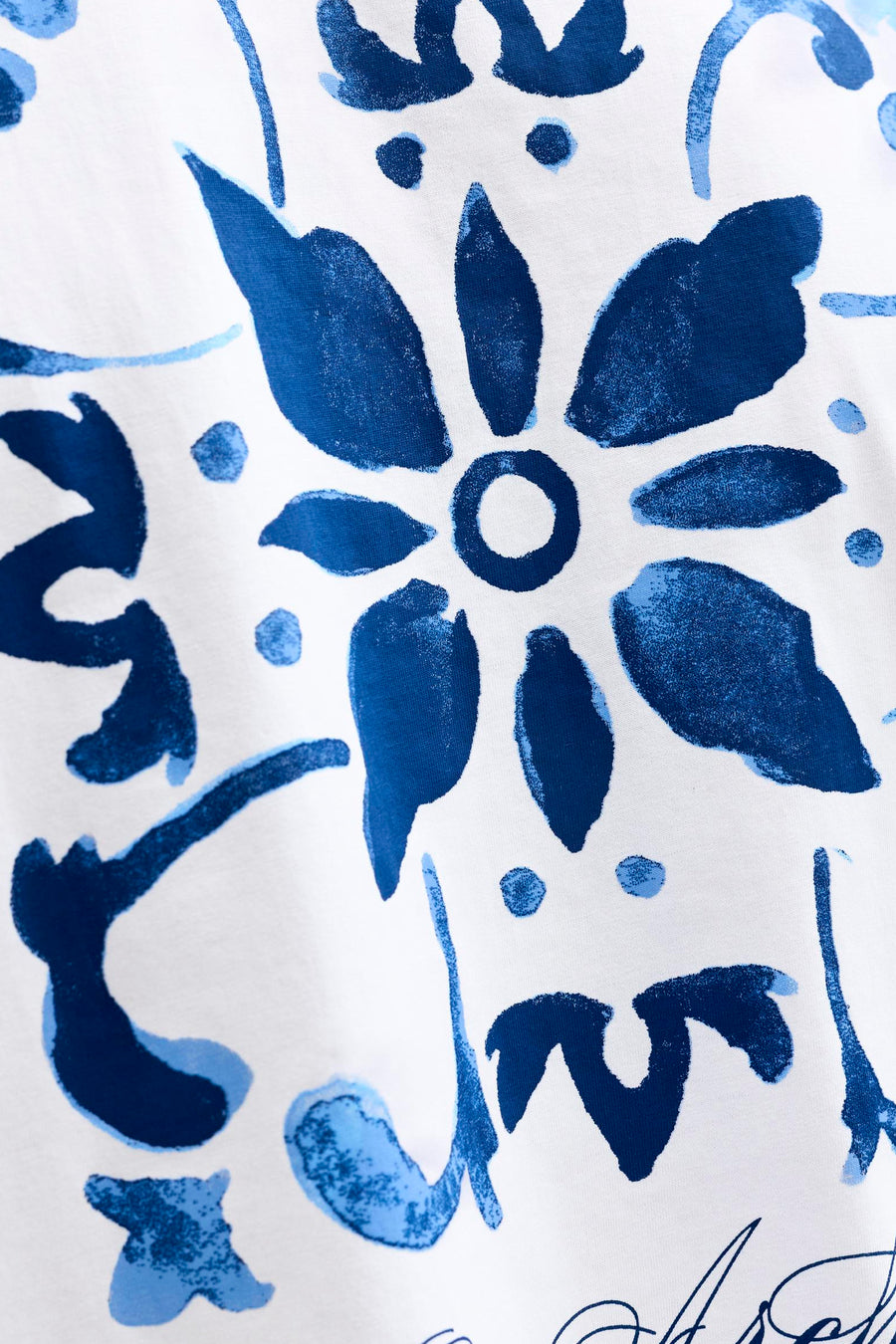T-shirt blanc de ORIGINALS BY JACK & JONES avec motif floral abstrait bleu et azur, style aquarelle, en gros plan.