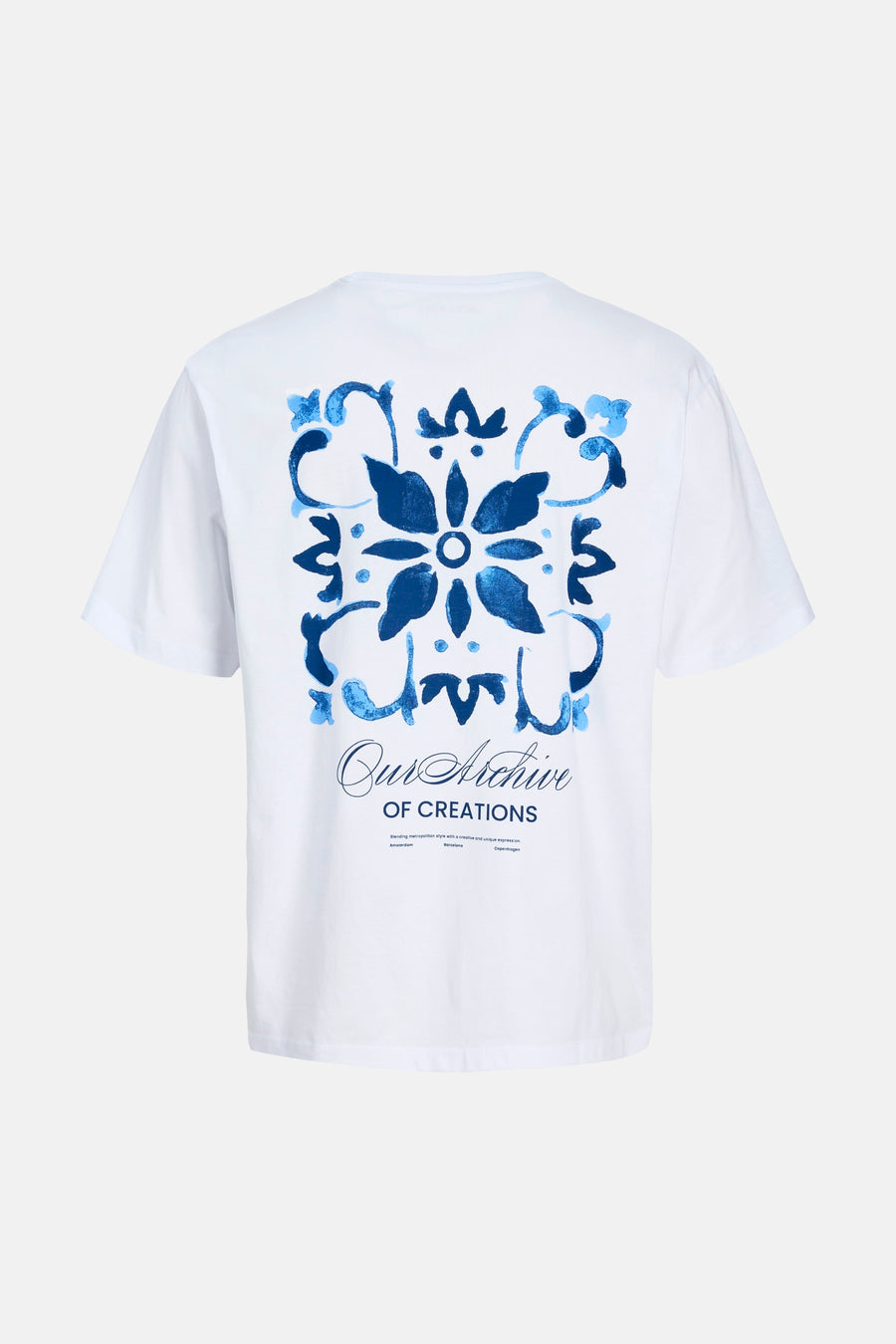 T-shirt blanc de ORIGINALS BY JACK & JONES avec motifs floraux et ornementaux bleus et texte "Our Archive OF CREATIONS" au dos.