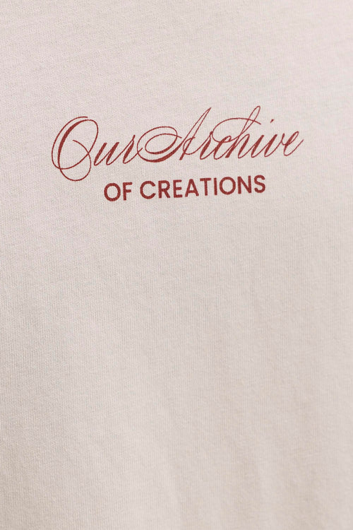 T-shirt beige de ORIGINALS BY JACK & JONES avec impression rouge "Our Archive OF CREATIONS" et texture tricotée visible.