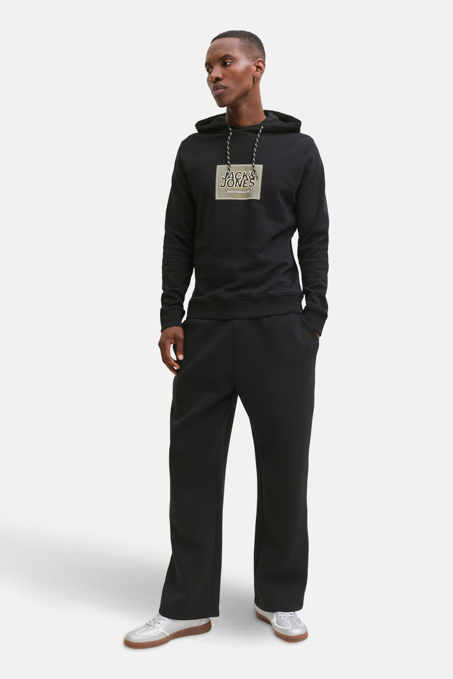 Sweat à capuche noir de JACK & JONES, avec cordon de serrage et logo imprimé.