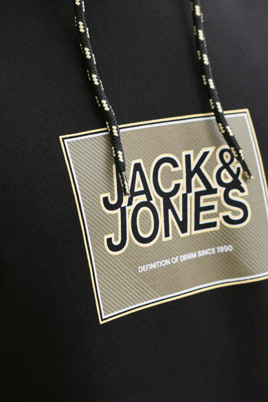 Zwarte hoodie van JACK & JONES met trekkoord en opgedrukte logo op de voorkant.