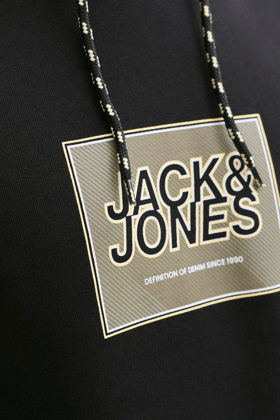 Zwarte hoodie van JACK & JONES met trekkoord en opgedrukte logo op de voorkant.