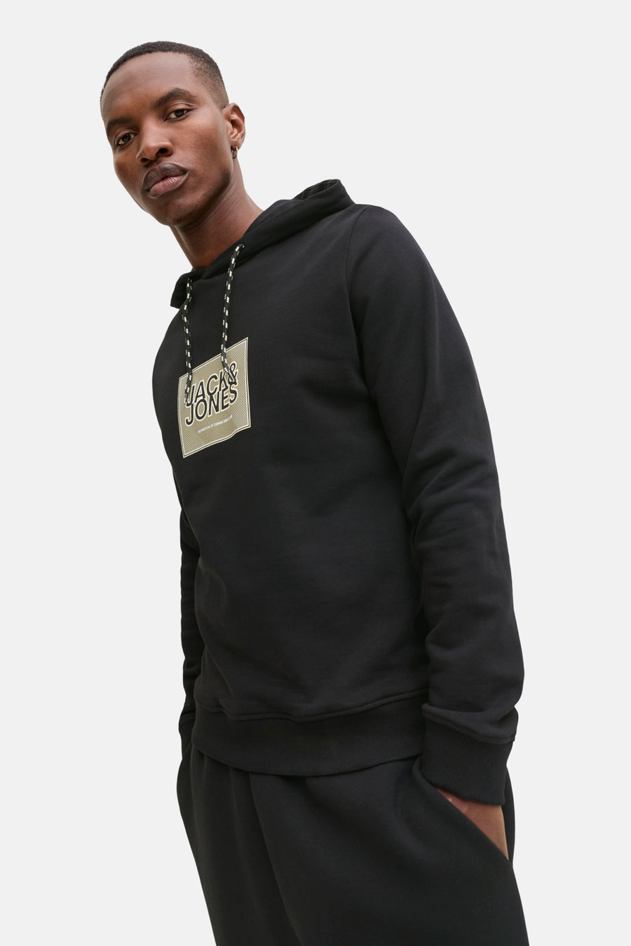 Zwarte hoodie van JACK & JONES met trekkoord en vierkant logo.