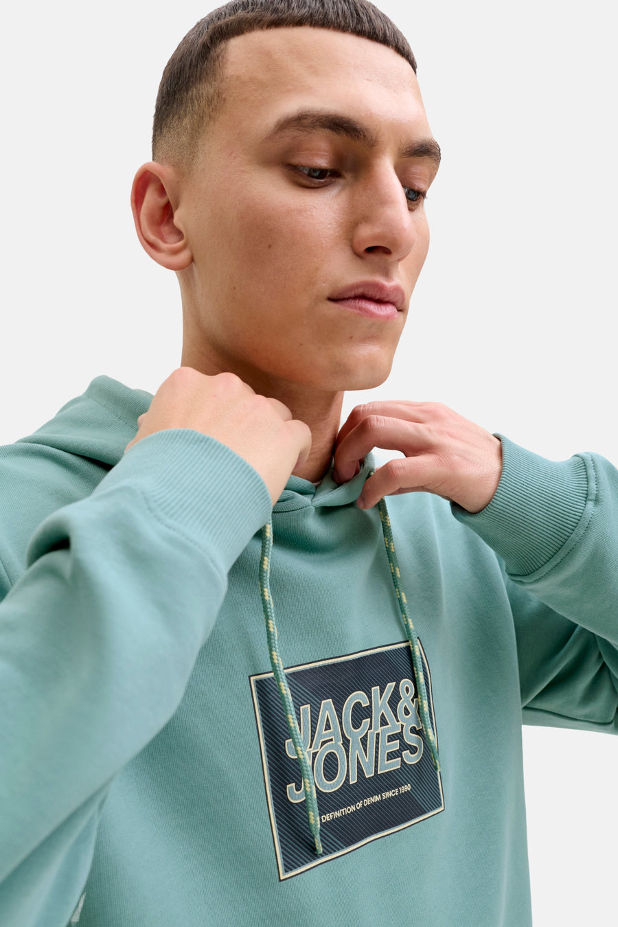Groene hoodie van Jack & Jones, met trekkoord en logo op de voorkant.
