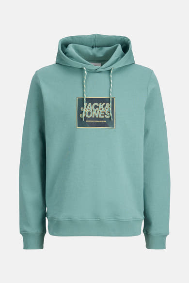 Groene hoodie van JACK & JONES, met trekkoord en rechthoekig logo op de voorkant.