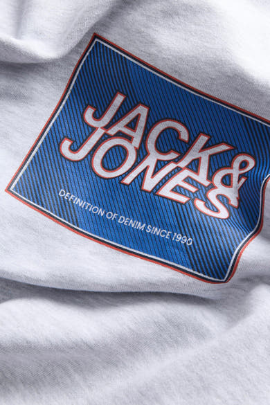 Sweat-shirt blanc chiné de JACK & JONES, avec logo rectangulaire bleu et rouge.