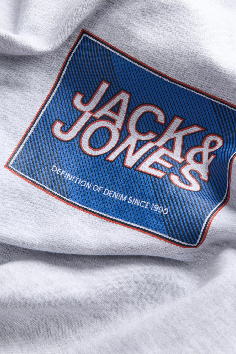 Sweat-shirt blanc chiné de JACK & JONES, avec logo rectangulaire bleu et rouge.