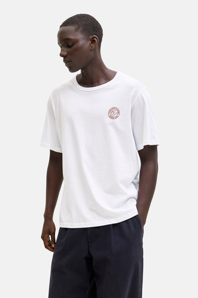 T-shirt à manches courtes blanc de ORIGINALS BY JACK & JONES avec un logo circulaire marron.