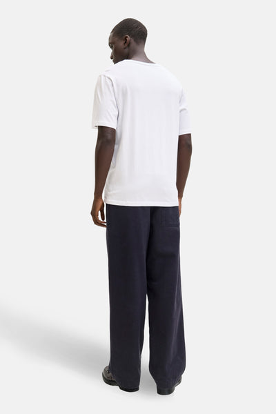 T-shirt à manches courtes blanc de ORIGINALS BY JACK & JONES, porté avec un pantalon ample bleu marine, vue de dos.