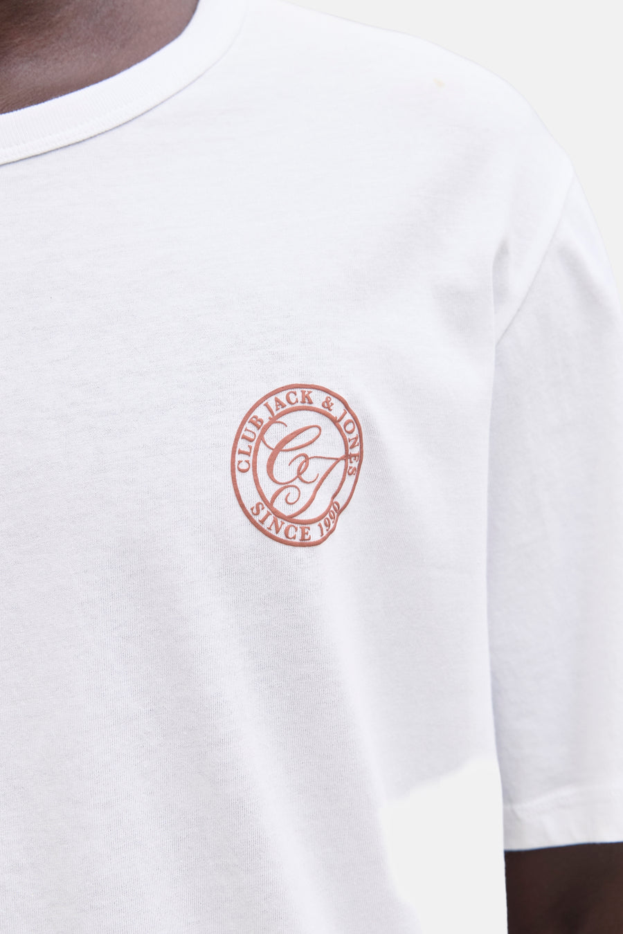 Wit T-shirt met korte mouwen van ORIGINALS BY JACK & JONES, versierd met een rond logo op de borst.
