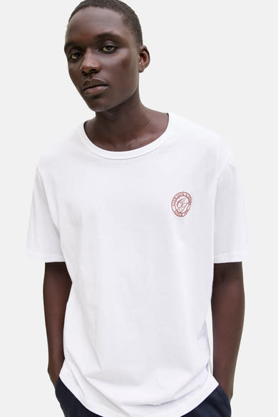 Wit T-shirt met korte mouwen van Originals by Jack & Jones, met een logo op de borst gedrukt.