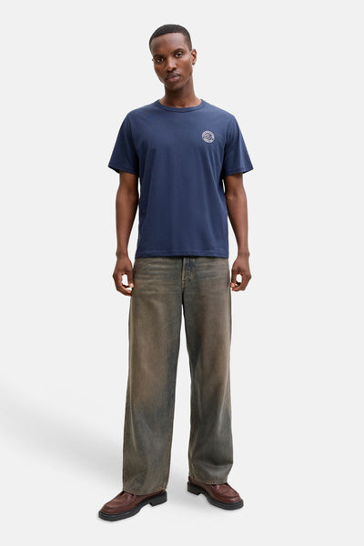 T-shirt à manches courtes bleu de ORIGINALS BY JACK & JONES avec un logo imprimé sur la poitrine.