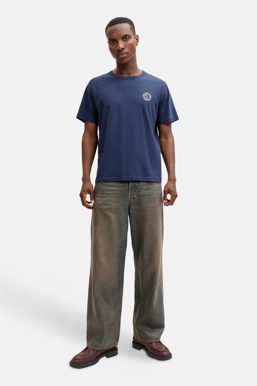T-shirt à manches courtes bleu de ORIGINALS BY JACK & JONES avec un logo imprimé sur la poitrine.