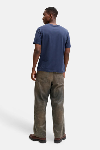 Blauw T-shirt met korte mouwen van ORIGINALS BY JACK & JONES, gedragen met een verweerde bruine broek.
