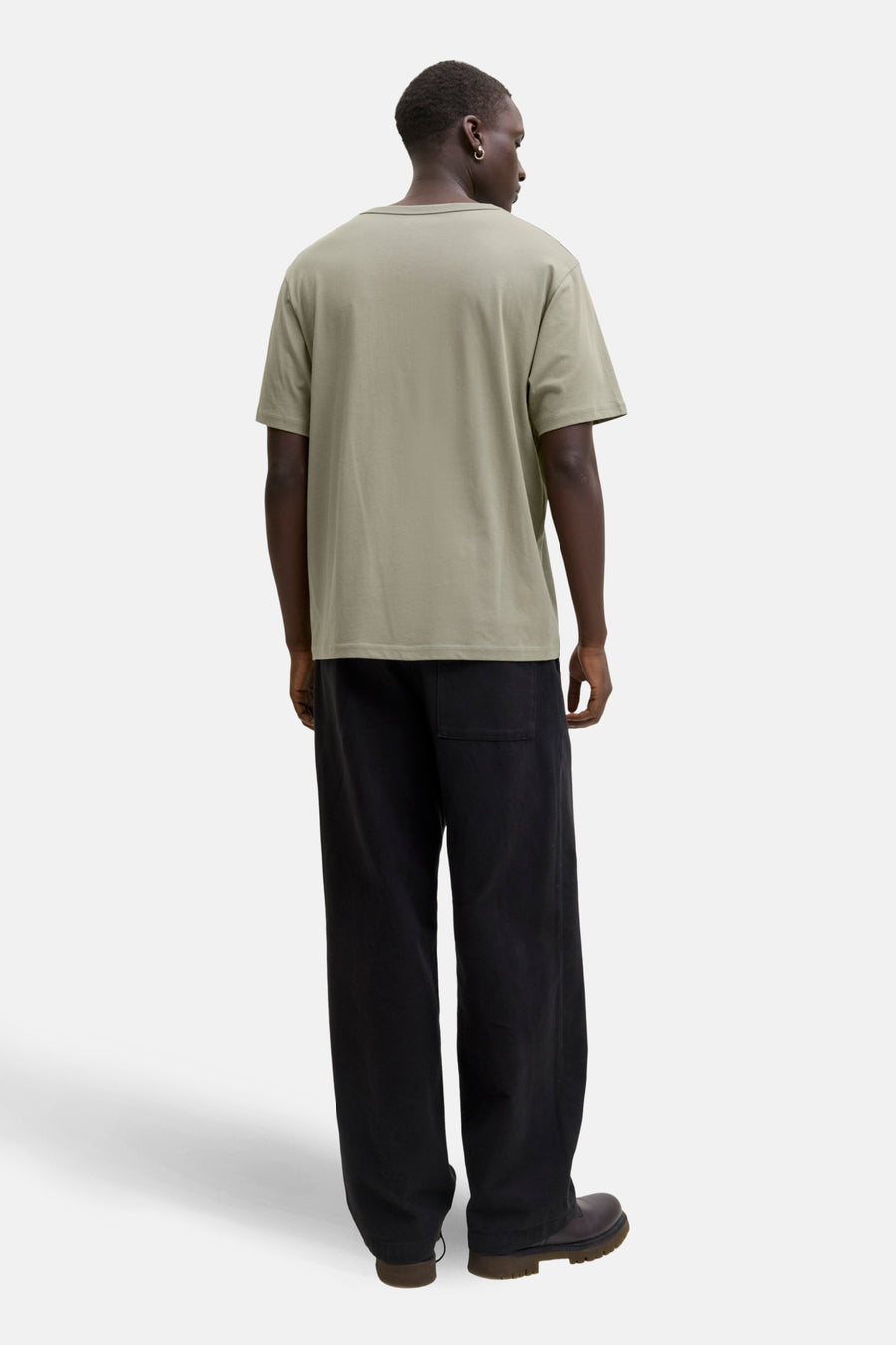 Olijfgroen T-shirt met korte mouwen van ORIGINALS BY JACK & JONES, gedragen met een zwarte wijde broek en bruine laarzen, achtergezicht.