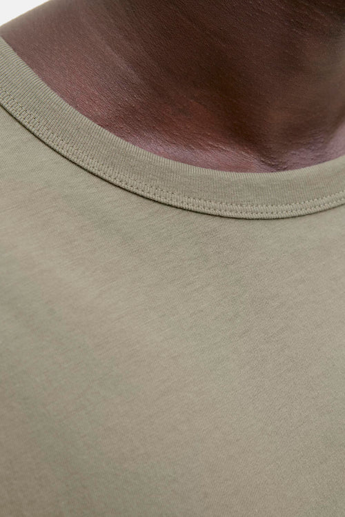 T-shirt à manches courtes vert par ORIGINALS BY JACK & JONES, montrant le décolleté rond et la peau.