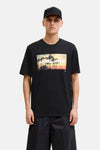 T-shirt noir de JACK & JONES avec un imprimé tropical de palmiers et coucher de soleil sur la poitrine.