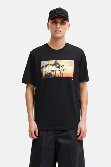 T-shirt noir de JACK & JONES avec un imprimé tropical de palmiers et coucher de soleil sur la poitrine.