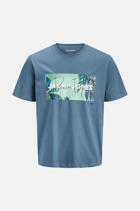 T-shirt bleu de JACK & JONES avec un motif tropical de palmiers et l'inscription "Denim Jones" sur le devant.