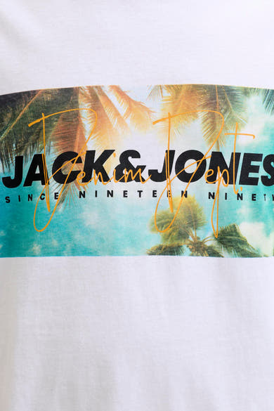 T-shirt blanc de JACK & JONES avec imprimé tropical de palmiers, ciel bleu, logo noir et texte cursif orange.