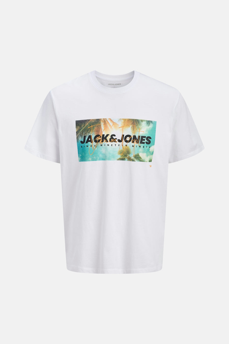T-shirt blanc de JACK & JONES avec imprimé graphique de palmiers et d'un ciel estival, arborant le logo de la marque.