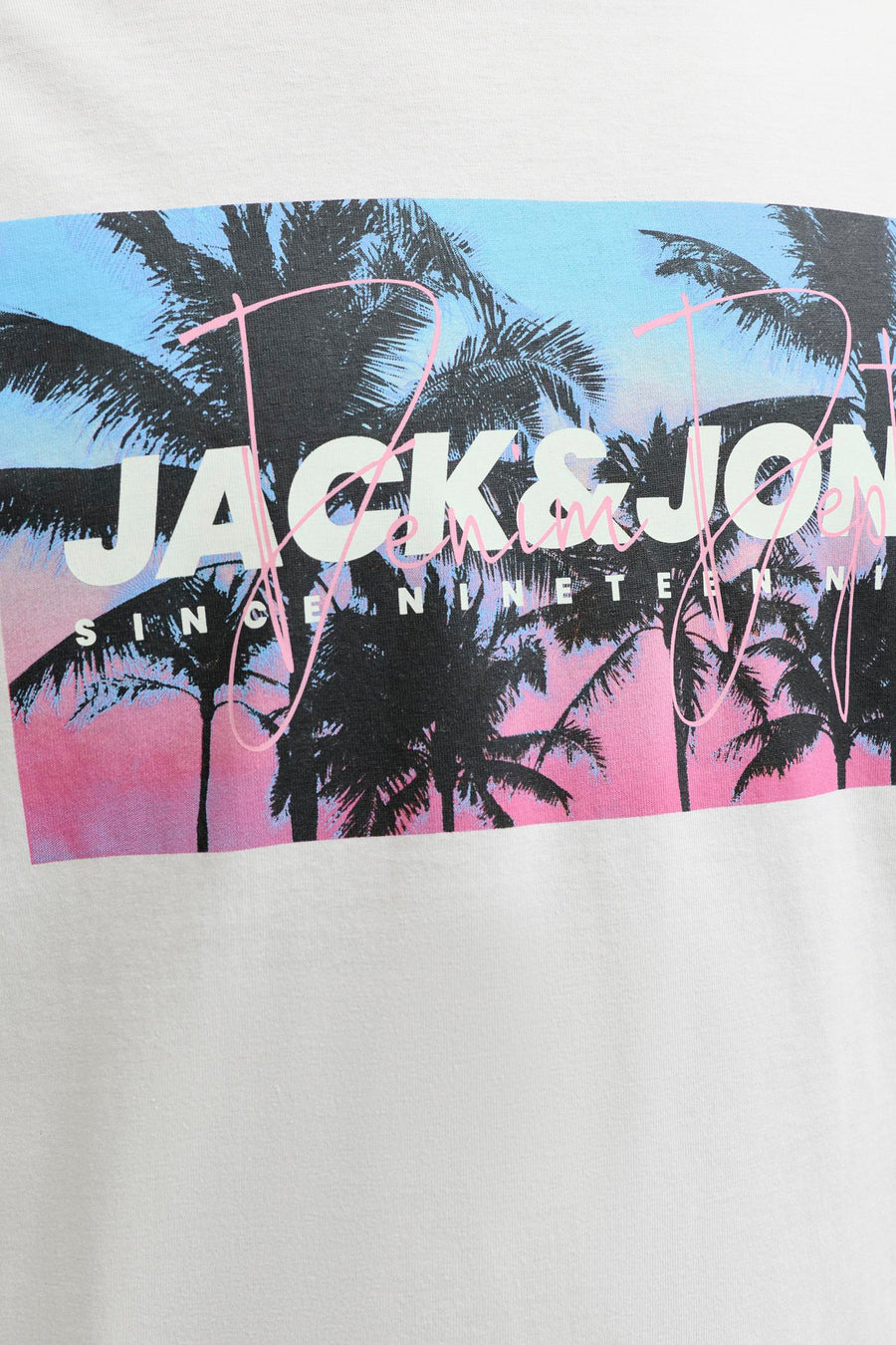 T-shirt blanc de JACK & JONES avec imprimé de palmiers, un ciel dégradé bleu et rose, et le logo de la marque.