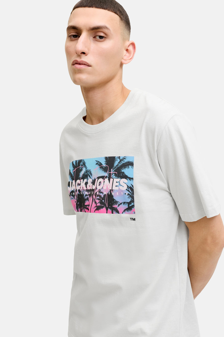 T-shirt blanc de JACK & JONES avec imprimé graphique de palmiers aux couleurs dégradées et logo.
