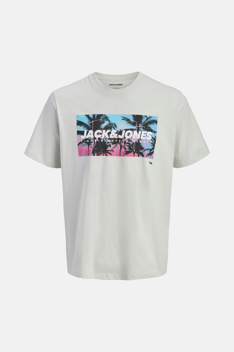T-shirt blanc de JACK & JONES avec un imprimé de palmiers et le logo de la marque sur fond dégradé bleu et rose.