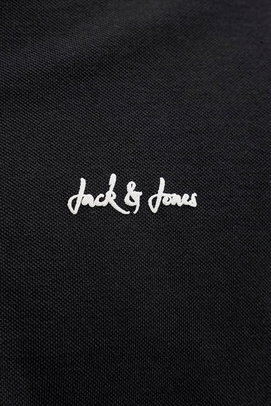 Polo noir de JACK & JONES avec logo brodé blanc sur tissu texturé.