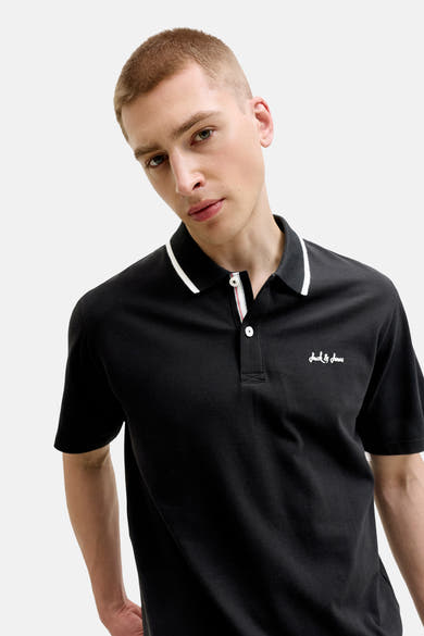 Polo noir de JACK & JONES avec col à rayures blanches, patte de boutonnage rayée et logo brodé sur la poitrine.