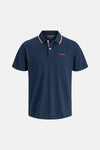 Polo bleu marine de JACK & JONES avec col rayé blanc et rouge et broderie rouge sur la poitrine.