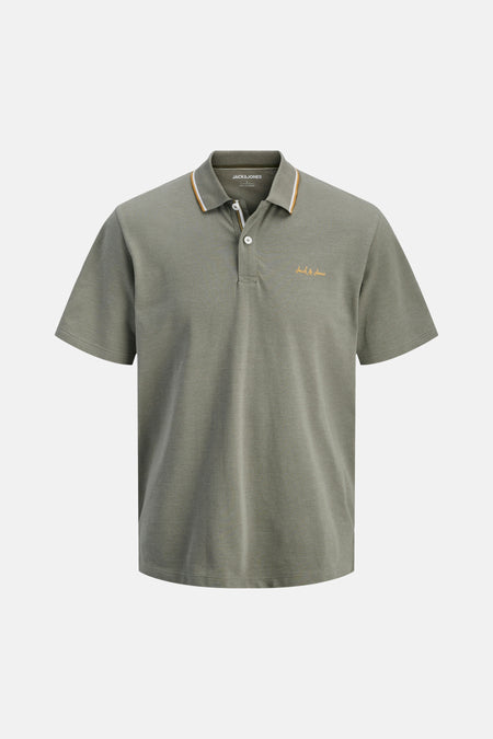 Polo vert de JACK & JONES avec col côtelé, bandes bicolores et logo brodé.