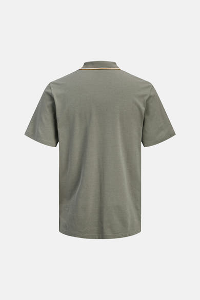 Polo vert en piqué de JACK & JONES, vue de dos, avec col côtelé rayé blanc et ocre.