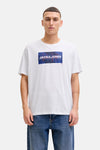 Wit T-shirt met korte mouwen van JACK & JONES, gedragen met een blauwe spijkerbroek en beige bootschoenen.