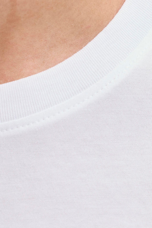 T-shirt blanc à manches courtes de JACK & JONES, col rond visible, texture du tissu.
