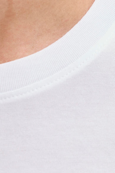 Wit T-shirt met korte mouwen van JACK & JONES, zichtbare ronde hals, stofstructuur.