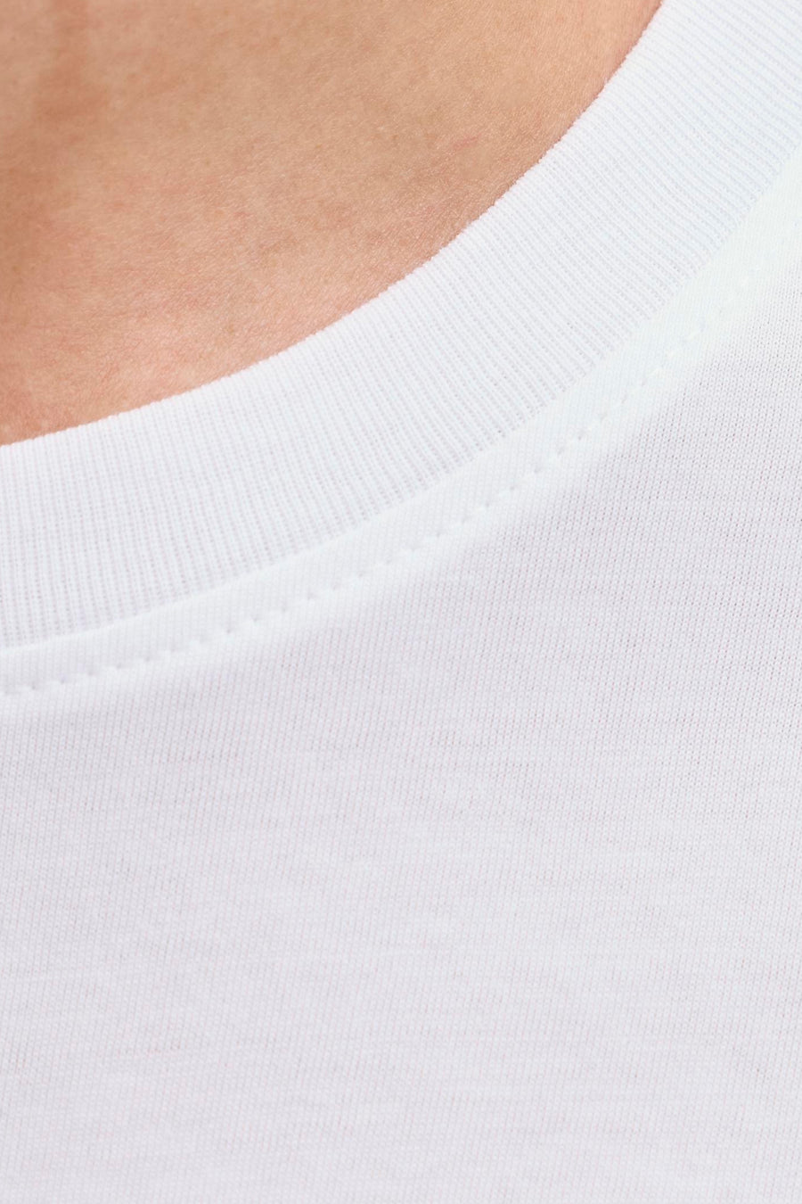 Wit T-shirt met korte mouwen van JACK & JONES, zichtbare ronde hals, stofstructuur.