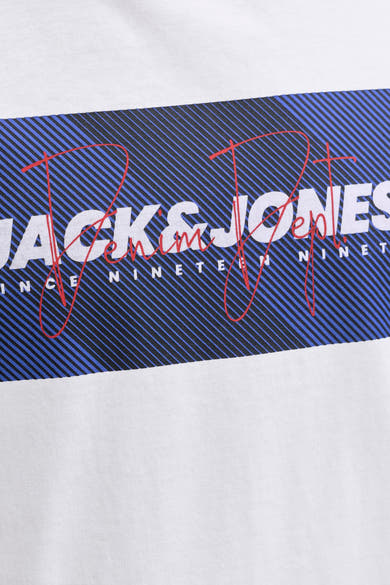 Wit T-shirt met korte mouwen van JACK & JONES, met een blauw en zwart strepenpatroon en rode letters.